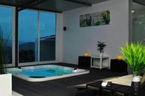 Vista Infinita Apartments in Komaresa
