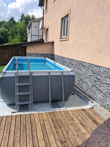 на гірському схилі, Slavske