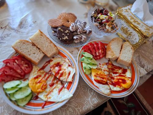 Ēdiens un dzērieni, OMKA Guest House in Toktogul