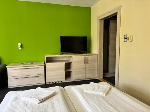 10 bedrooms, 27 beds
