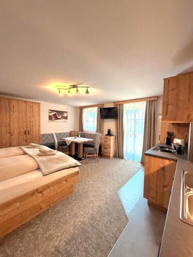 1 queen bed, 3 twin beds