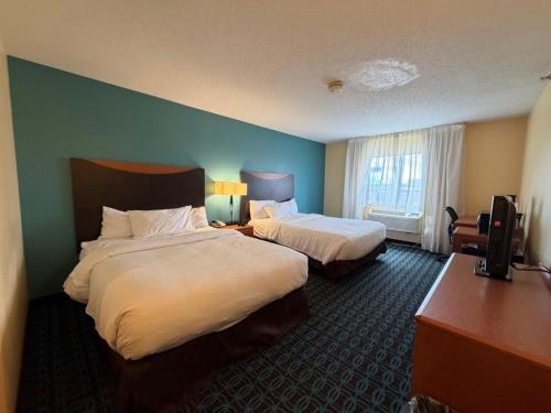 2 queen beds