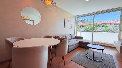 Exclusive Luxury Suite with Pool & Scenic Balcony, wiffi, parking