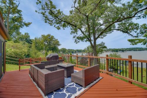 Waterfront Fox Lake Vacation Rental w/ Fire Pit! in Johnsburg (IL)