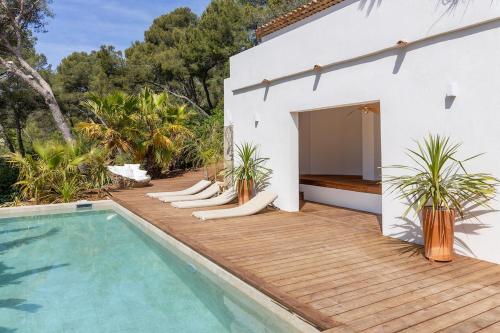 Sea-view villa with pool