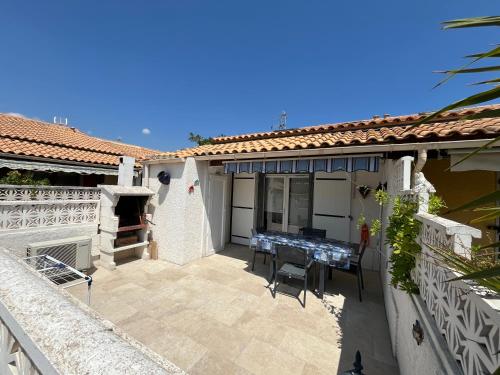 Jolie Maison d'angle rénovée , 5 personnes, séjour climatisé, résidence avec piscine commune , à 400 m de la plage de PORTIRAGNES LRJP132