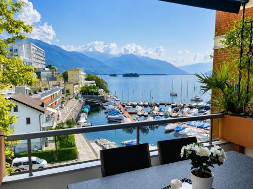 Dolce Vita by Fewotessin in Brissago, Schweiz