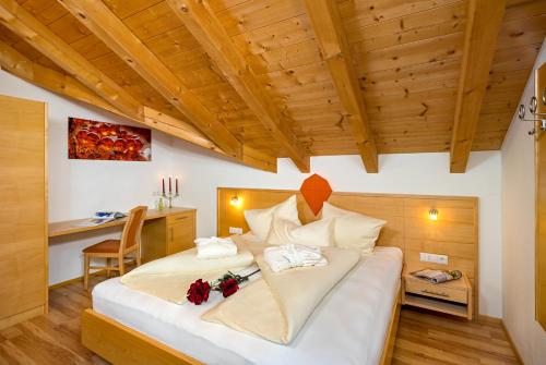 3 bedrooms, 5 beds