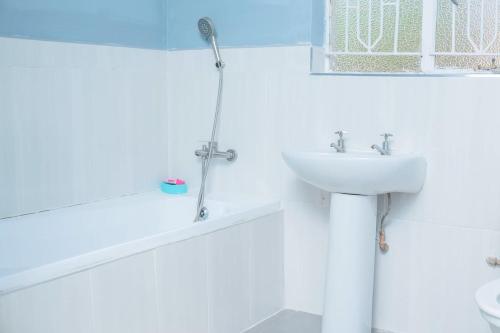3 Bed Bulawayo Home Backup Power Sleeps 10 in บูลาวาโย