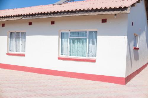 3 Bed Bulawayo Home Backup Power Sleeps 10 in บูลาวาโย