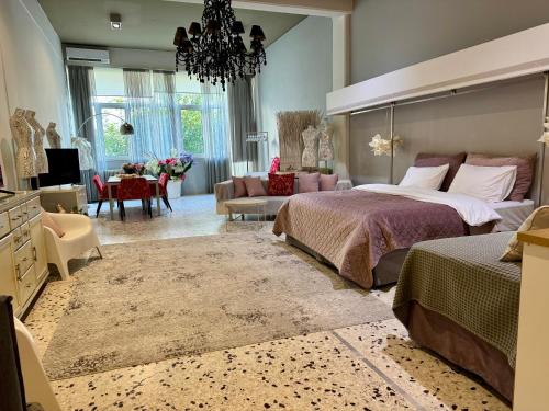 1 queen bed, 2 twin beds