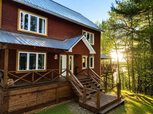 Nature Escape with Spa - L'heritage du Lac in Lac Sainte-Marie (QC)