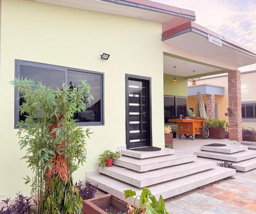 Palm Pebbles Staycation Deluxe Suite Near Tamale Airport Starlink Wi-Fi, solar powered king bed in Tamale