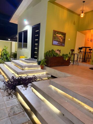 Palm Pebbles Staycation Deluxe Suite Near Tamale Airport Starlink Wi-Fi, solar powered king bed in Tamale