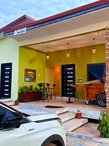 Palm Pebbles Staycation Deluxe Suite Near Tamale Airport Starlink Wi-Fi, solar powered king bed in Tamale