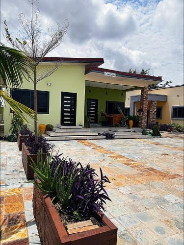 Palm Pebbles Staycation Deluxe Suite Near Tamale Airport Starlink Wi-Fi, solar powered king bed in Tamale