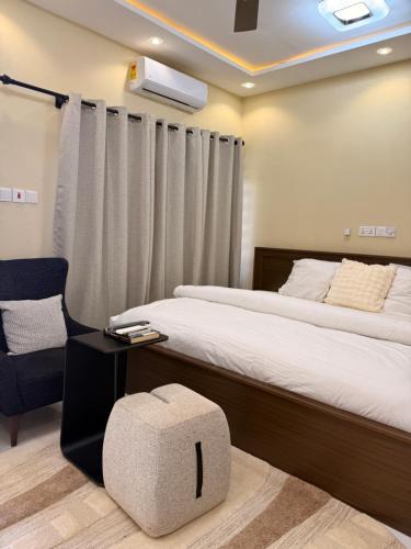 Palm Pebbles Staycation Deluxe Suite Near Tamale Airport Starlink Wi-Fi, solar powered king bed in Tamale