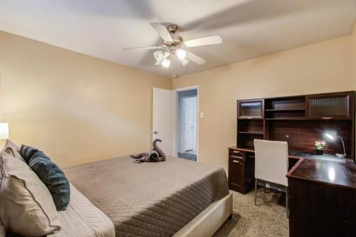 Modern 4BR Retreat with Yard & Air Hockey Table - image 4