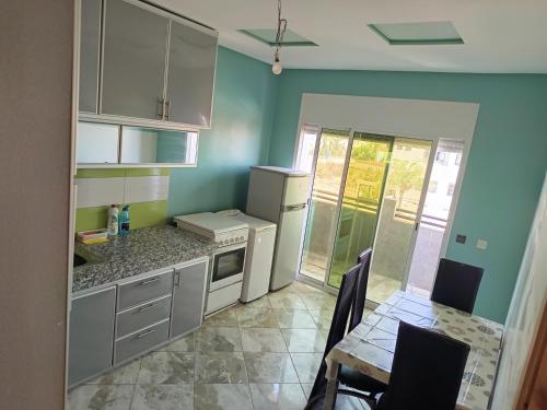 Grand appartement dans une villa avec piscine privée (Grand appartement dans une villa avec piscine privee) in Sidi Rahal