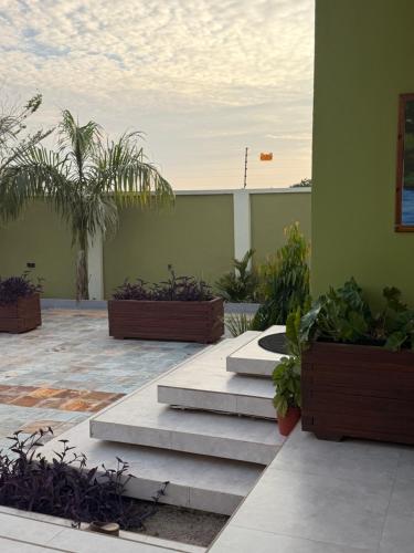 Palm Pebbles Staycation Deluxe Suite Near Tamale Airport Starlink Wi-Fi, solar powered king bed in Tamale
