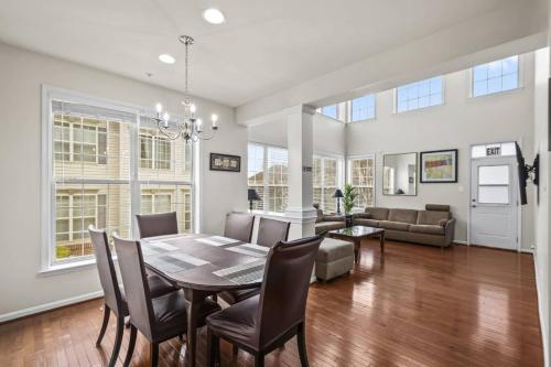 Large 7 bedroom sleeps 22 With Parking Near DC in Glenarden (MD)