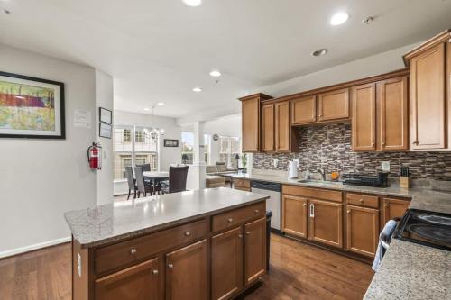 Large 7 bedroom sleeps 22 With Parking Near DC in Glenarden (MD)