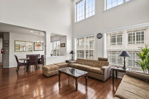 Large 7 bedroom sleeps 22 With Parking Near DC in Glenarden (MD)