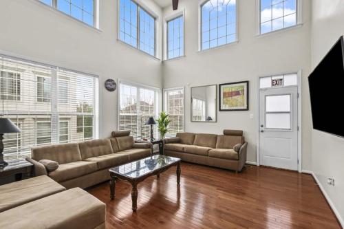 Large 7 bedroom sleeps 22 With Parking Near DC in Glenarden (MD)