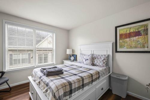 Large 7 bedroom sleeps 22 With Parking Near DC in Glenarden (MD)