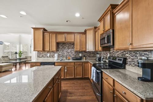 Large 7 bedroom sleeps 22 With Parking Near DC in Glenarden (MD)