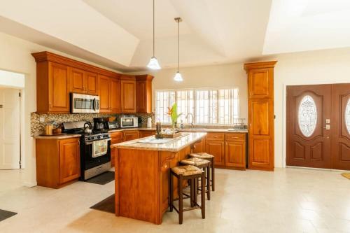 Private 3-Bedroom Villa with Piton Views Near Soufriere, Saint Lucia in チョイスル