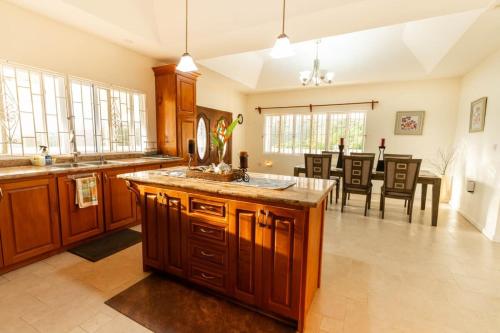 Private 3-Bedroom Villa with Piton Views Near Soufriere, Saint Lucia in チョイスル