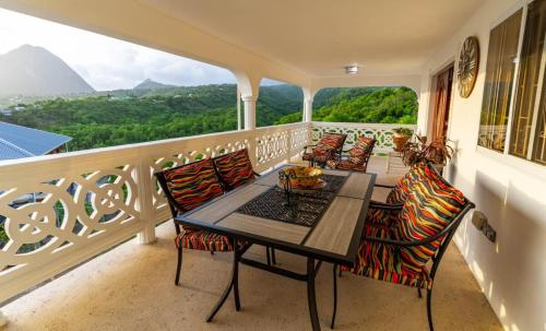Private 3-Bedroom Villa with Piton Views Near Soufriere, Saint Lucia in チョイスル