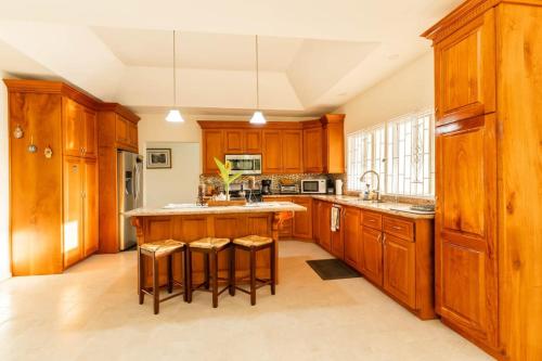 Private 3-Bedroom Villa with Piton Views Near Soufriere, Saint Lucia in チョイスル