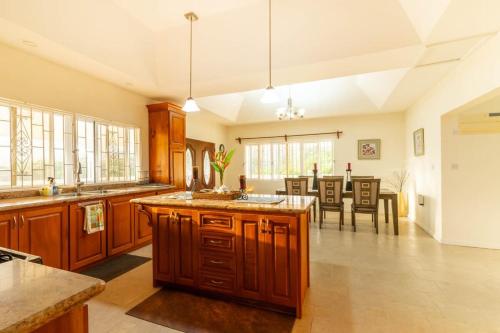 Private 3-Bedroom Villa with Piton Views Near Soufriere, Saint Lucia in チョイスル