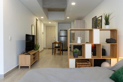 Cozy minimalist studio w/balcony in downtown