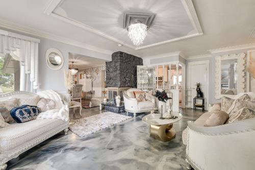 Near Parks & Eats! Elegant Southwest Chicago Home in Ashburn