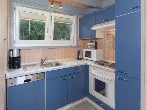 Gemütliches Ferienhaus mit Garten und Terrasse im Hafendorf Müritz - image 2