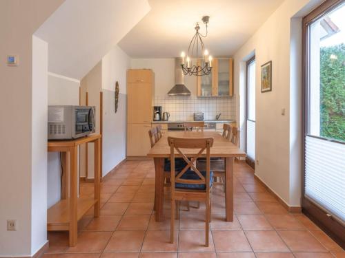 Geräumiges Ferienhaus für Familie im Hafendorf Müritz Rechlin - image 2
