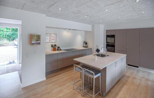 Cuina, Amazing Home In Ebeltoft With Sauna in Ebeltoft