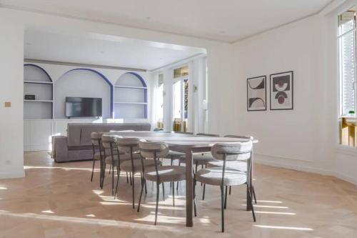 Apartment Elegance Living Spacious