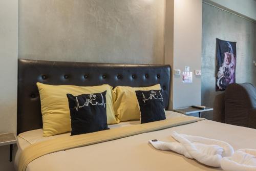 1 king bed, 1 sofa bed