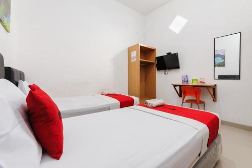 RedDoorz @ Jalan Danau Limboto Room Type - Twin Room