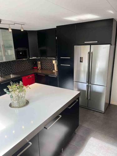 주방, Bright house close to the beach, city center and free parking in 분케플로스트란드