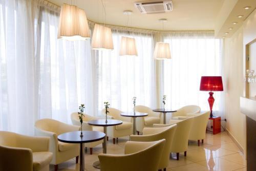 ห้องส่วนกลางสำหรับนั่งเล่น/ดูทีวี, Hotel Touring in ฟิออราโน โมเดเนเซ