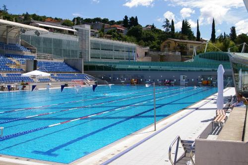 สระว่ายน้ำ, Apartment Gare in รูเบซี