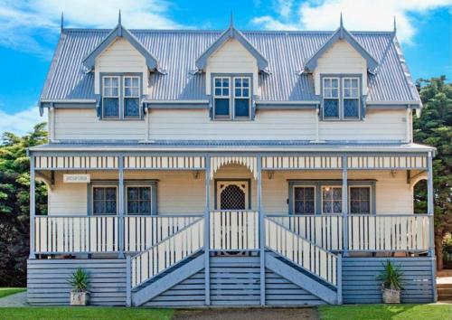 Sails - elegant, spacious beach villa - Portland Sails - elegant, spacious beach villa - Portland