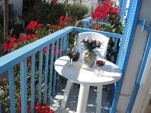 Meletis Studios in เกาะเพรอส