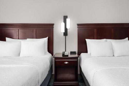 2 queen beds