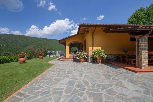 Villa Marinelli with private pool, hot tub and garden, Tuscany in Кастель-Фоконьяно